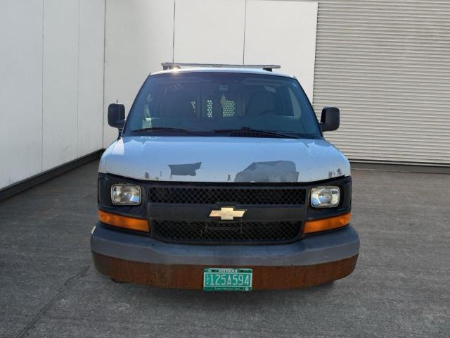 1GCWGFCG6B1118570 - 2011 CHEVROLET EXPRESS G2 WHITE photo 2