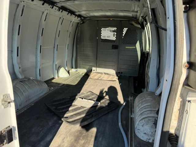 1GCWGFCG6B1118570 - 2011 CHEVROLET EXPRESS G2 WHITE photo 6