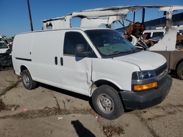 1GCWGAFPXP1252133 - 2023 CHEVROLET EXPRESS G2 WHITE photo 4