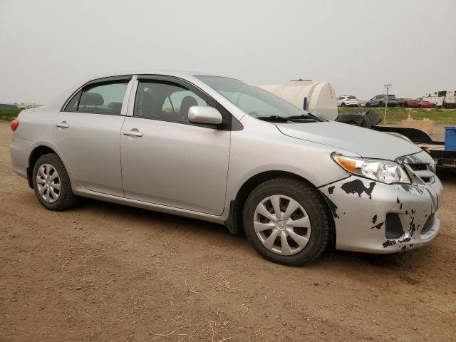 2T1BU4EE6DC083082 - 2013 TOYOTA COROLLA BASE Srebrny zdjęcie 4