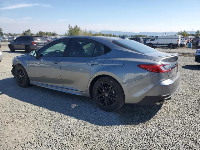 4T1DAACK9SU534882 - 2025 TOYOTA CAMRY XSE ნაცრისფერი ფოტო 2