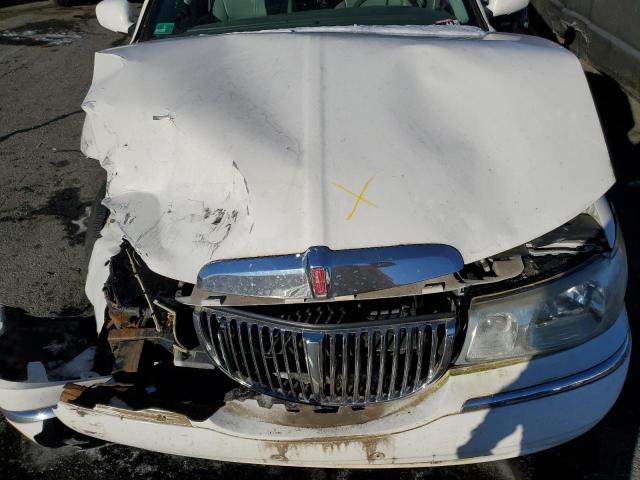 1LNHM81W62Y616794 - 2002 LINCOLN TOWN CAR EXECUTIVE WHITE photo 11