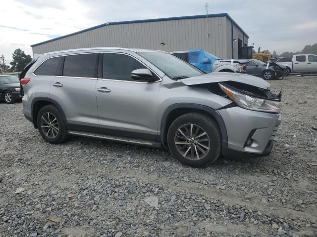 5TDJZRFH2KS613314 - 2019 TOYOTA HIGHLANDER SE 银色 照片 4