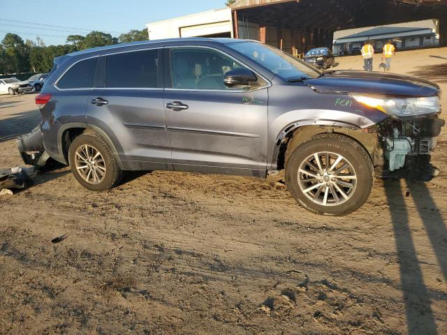 5TDKZRFH6JS286418 - 2018 TOYOTA HIGHLANDER SE GRAY photo 4