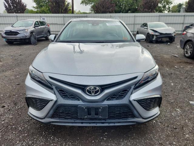 4T1G11BK3NU051181 - 2022 TOYOTA CAMRY SE ვერცხლისფერი ფოტო 5