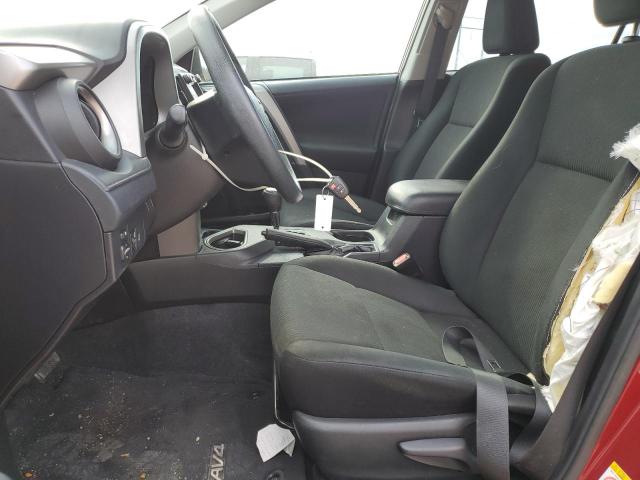 2T3ZFREV2JW425912 - 2018 TOYOTA RAV4 LE أحمر صورة 7