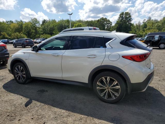 SJKCH5CR3JA042166 - 2018 INFINITI QX30 BASE WHITE photo 2