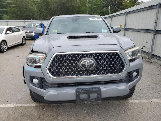 3TMCZ5AN5JM177040 - 2018 TOYOTA TACOMA DOUBLE CAB GRAY photo 5