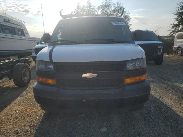 1GCWGAFP6J1184937 - 2018 CHEVROLET EXPRESS G2 WHITE photo 5