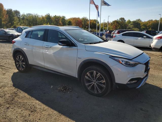 SJKCH5CRXHA034768 - 2017 INFINITI QX30 BASE WHITE photo 4