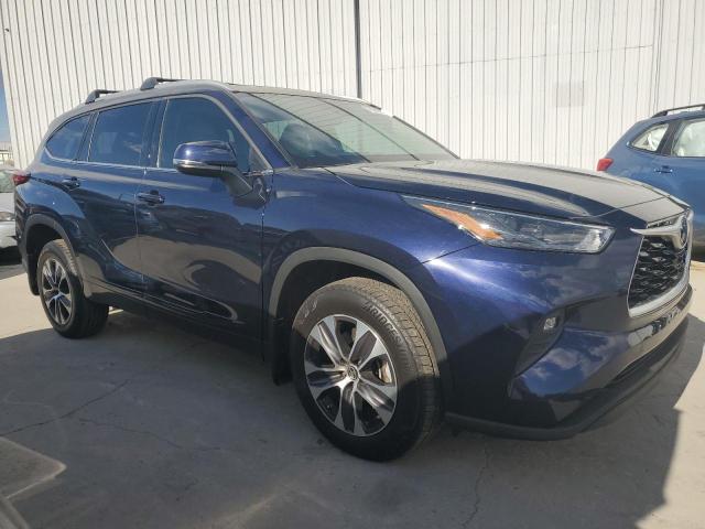 5TDHZRBH9NS200038 - 2022 TOYOTA HIGHLANDER XLE BLUE photo 4