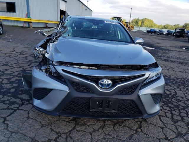 4T1J31AK2LU544672 - 2020 TOYOTA CAMRY SE SILVER photo 5