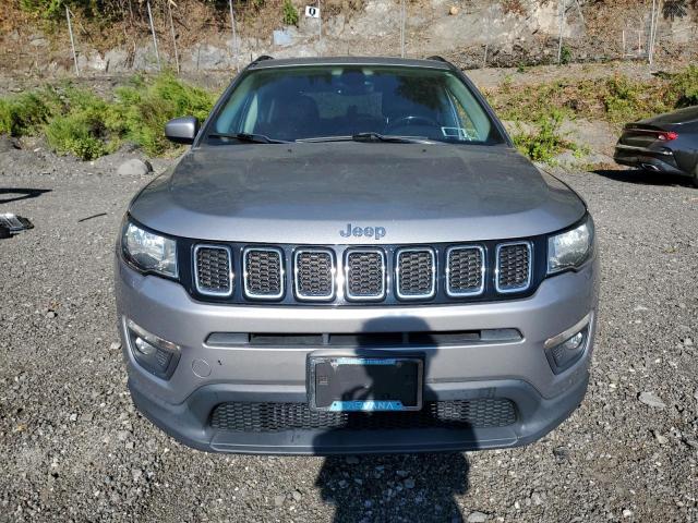 3C4NJDBBXJT113581 - 2018 JEEP COMPASS LATITUDE رمادي صورة 5