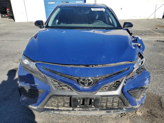 4T1T11AK1PU140055 - 2023 TOYOTA CAMRY SE NIGHT SHADE BLUE photo 5