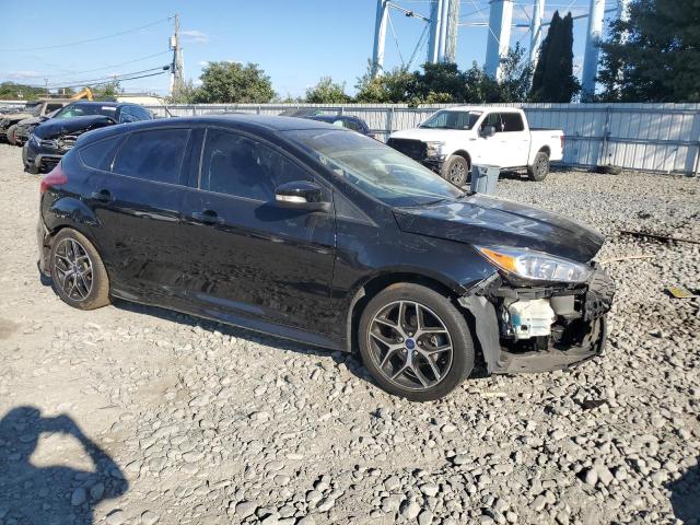 1FADP3K27GL401041 - 2016 FORD FOCUS SE BLACK photo 4