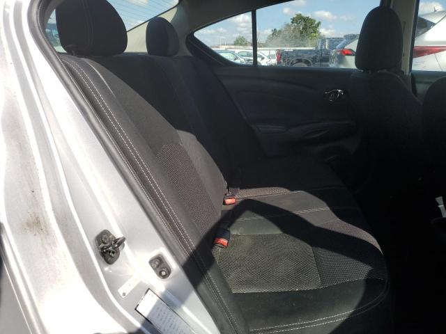 3N1CN7AP3JL877494 - 2018 NISSAN VERSA S SILVER photo 10