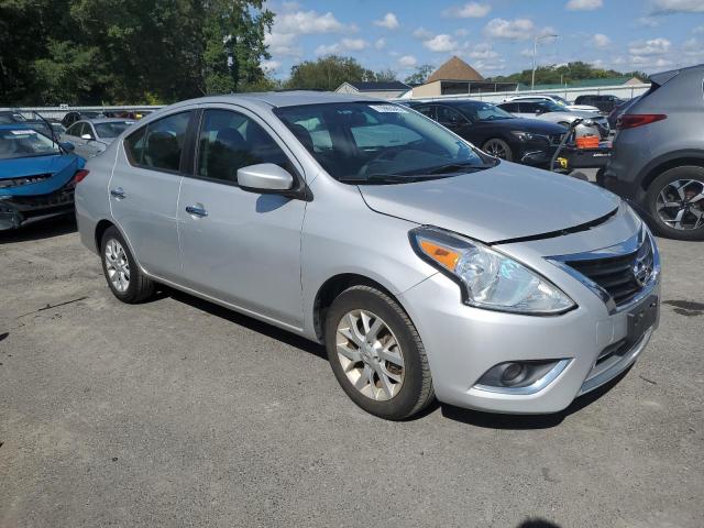 3N1CN7AP3JL877494 - 2018 NISSAN VERSA S SILVER photo 4