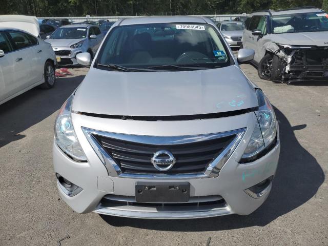 3N1CN7AP3JL877494 - 2018 NISSAN VERSA S SILVER photo 5