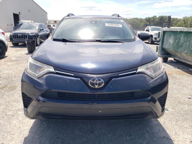 JTMZFREV1JJ183709 - 2018 TOYOTA RAV4 LE أزرق صورة 5