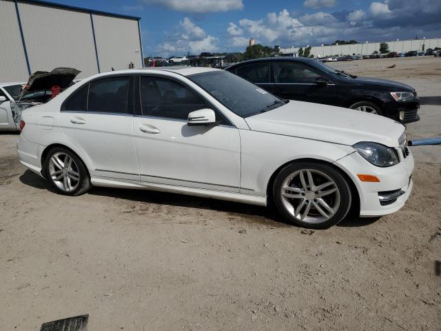 WDDGF4HB3DA805104 - 2013 MERCEDES-BENZ C 250 WHITE photo 4