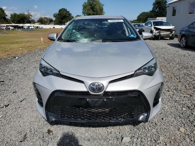 2T1BURHE3JC007596 - 2018 TOYOTA COROLLA L ვერცხლისფერი ფოტო 5