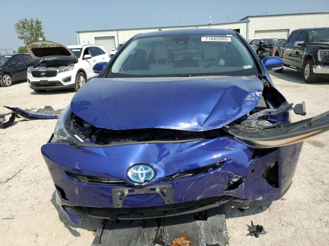JTDKARFU8J3059527 - 2018 TOYOTA PRIUS BLUE photo 5