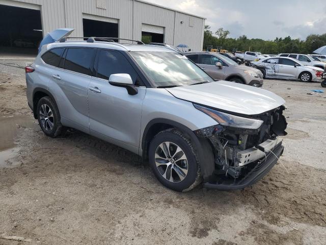 5TDGZRBH2NS186348 - 2022 TOYOTA HIGHLANDER XLE Argent photo 4