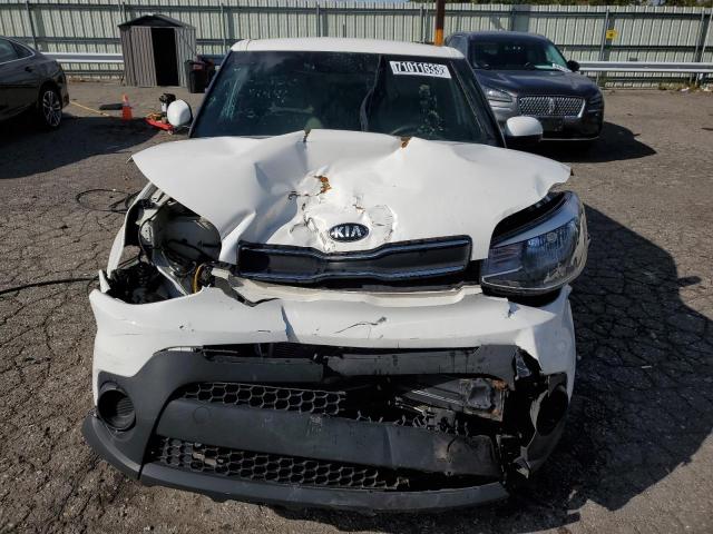 KNDJN2A22K7691446 - 2019 KIA SOUL WHITE photo 5