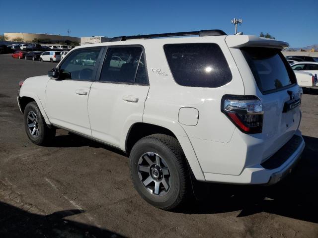 JTEPU5JR3P6093807 - 2023 TOYOTA 4RUNNER SE WHITE photo 2