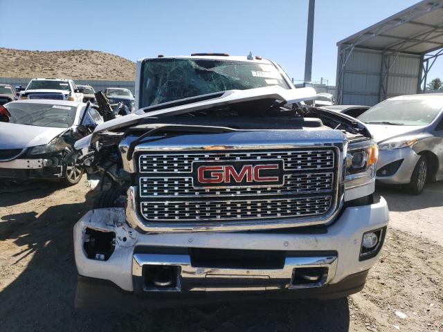 1GT42YEY1JF226071 - 2018 GMC SIERRA K3500 DENALI WHITE photo 5