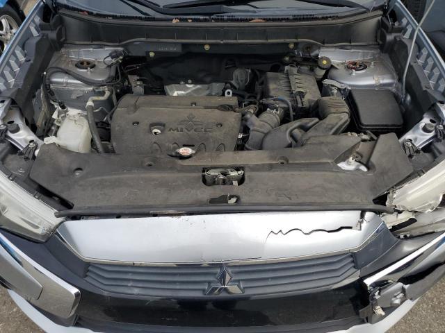 JA4AP3AU6HZ012965 - 2017 MITSUBISHI OUTLANDER ES 银色 照片 12