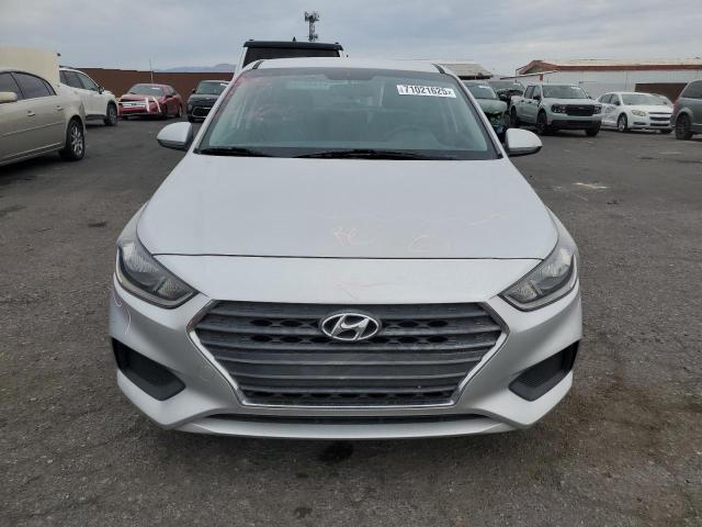 3KPC24A31JE024419 - 2018 HYUNDAI ACCENT SE Күміс фото 5