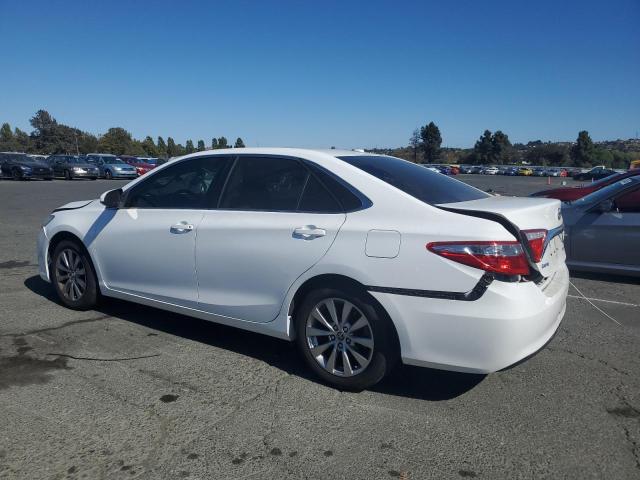 4T1BF1FK0FU960180 - 2015 TOYOTA CAMRY LE WHITE photo 2