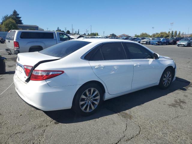 4T1BF1FK0FU960180 - 2015 TOYOTA CAMRY LE WHITE photo 3