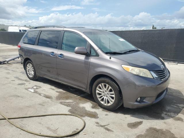 5TDYK3DC6DS364543 - 2013 TOYOTA SIENNA XLE GRAY photo 4