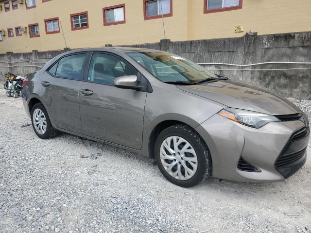 5YFBURHE9JP780475 - 2018 TOYOTA COROLLA L GRAY photo 4