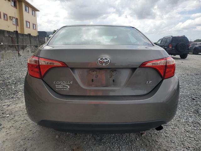 5YFBURHE9JP780475 - 2018 TOYOTA COROLLA L GRAY photo 6