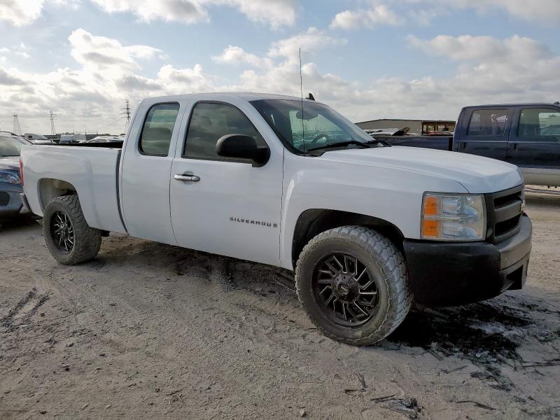 1GCEC19X07Z653596 - 2007 CHEVROLET SILVERADO C1500 CLASSIC WHITE photo 4