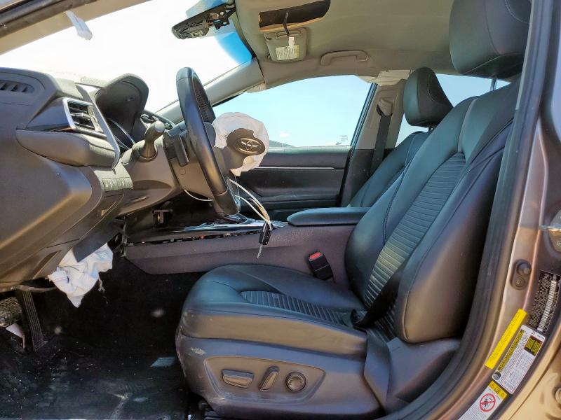 4T1B11HK5JU570065 - 2018 TOYOTA CAMRY L GRAY photo 7