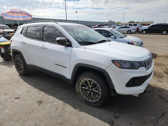 3C4NJDBB7NT110689 - 2022 JEEP COMPASS LATITUDE WHITE photo 4