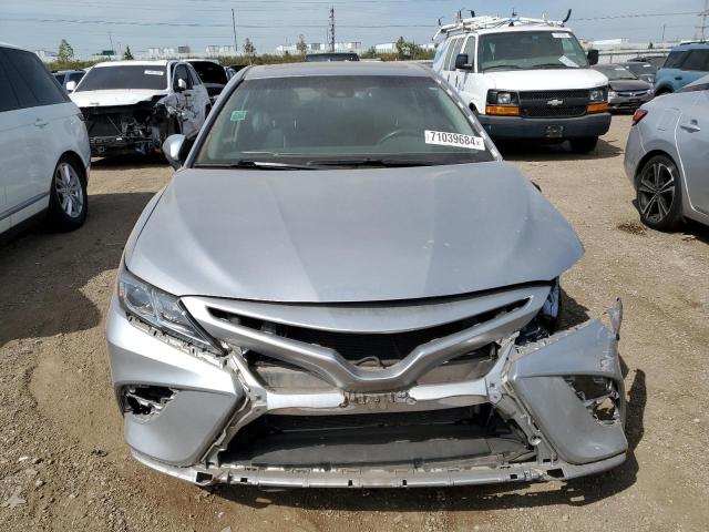 4T1B11HKXJU671375 - 2018 TOYOTA CAMRY L SILVER photo 5