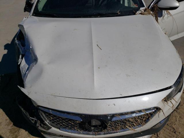 W04GV8SX4J1118566 - 2018 BUICK REGAL TOUR ESSENCE WHITE photo 11