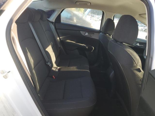 3KPF24AD2KE135701 - 2019 KIA FORTE FE WHITE photo 10