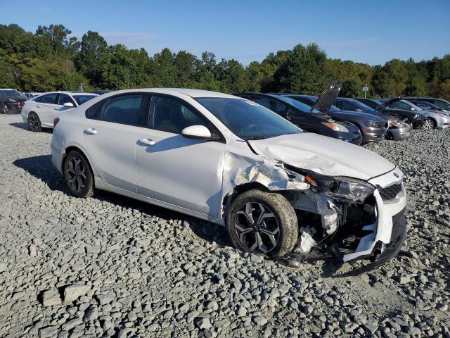 3KPF24AD2KE135701 - 2019 KIA FORTE FE WHITE photo 4