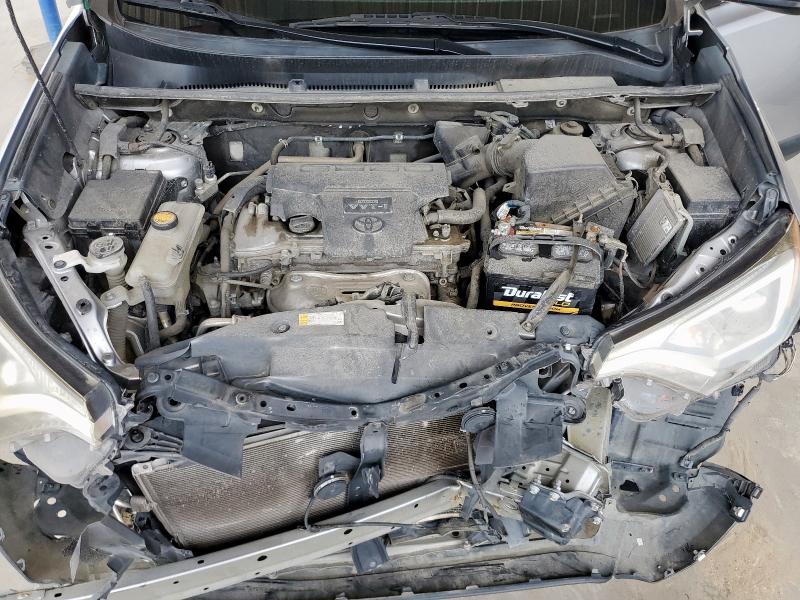 2T3ZFREV6HW329405 - 2017 TOYOTA RAV4 LE 银色 照片 12