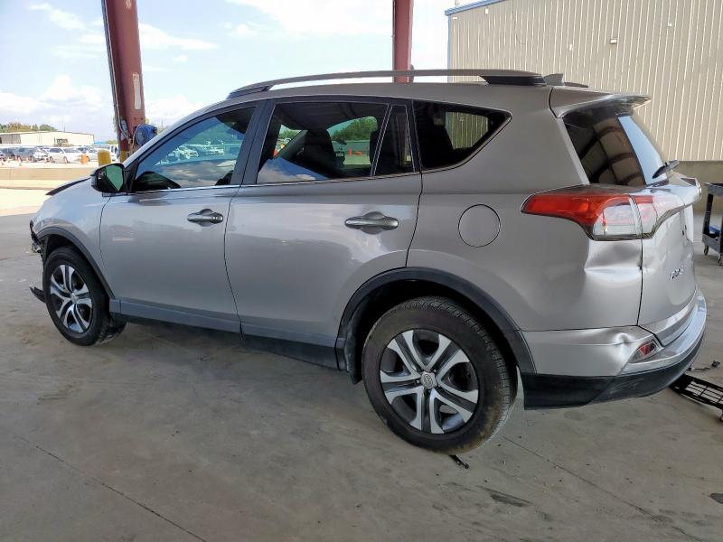 2T3ZFREV6HW329405 - 2017 TOYOTA RAV4 LE 银色 照片 2