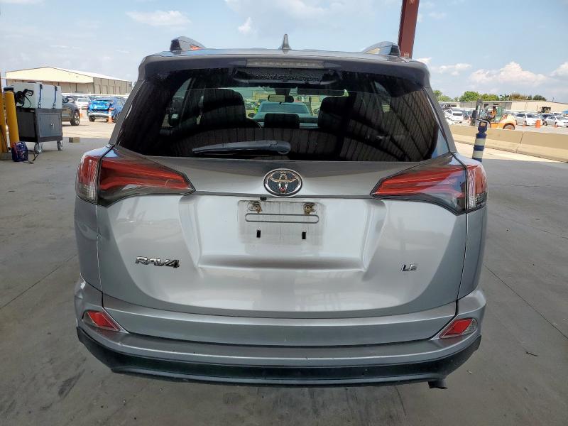 2T3ZFREV6HW329405 - 2017 TOYOTA RAV4 LE 银色 照片 6