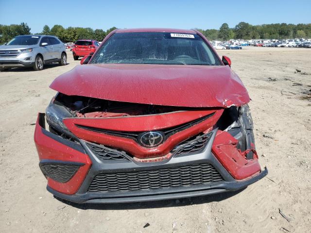 4T1G11AKXMU458835 - 2021 TOYOTA CAMRY SE RED photo 5