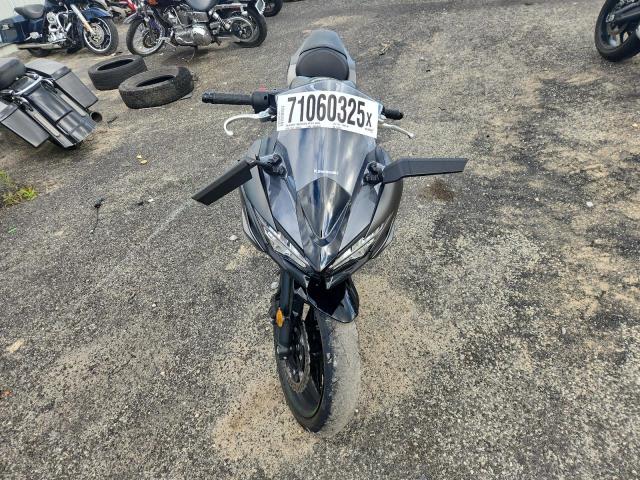 ML5EXER17RDAC6068 - 2024 KAWASAKI EX650 R Сұр фото 2