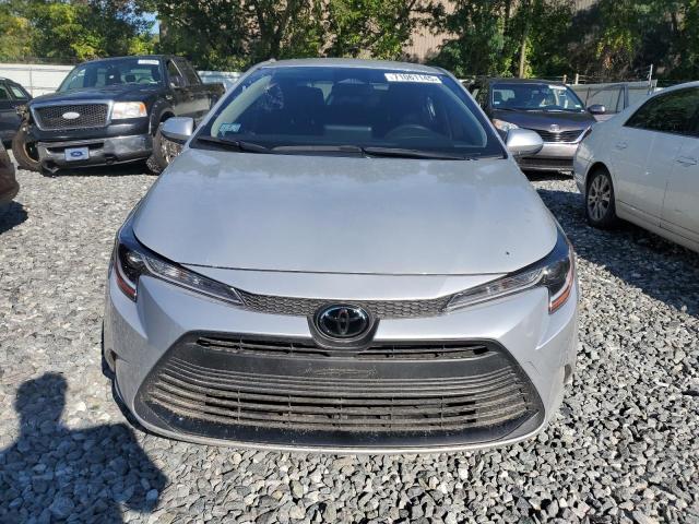 JTDB4MEE8P3008817 - 2023 TOYOTA COROLLA LE 银色 照片 5
